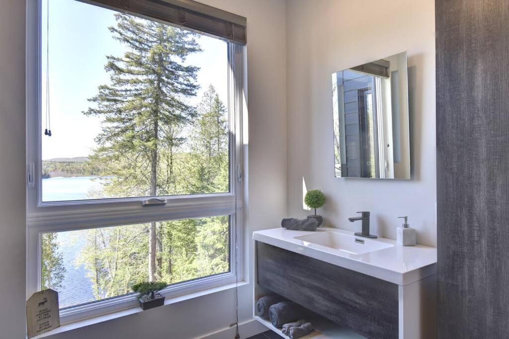 Modern Lakefront Chalet Private Jacuzzi Dock