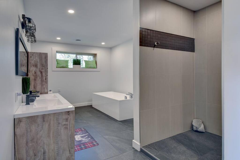 Modern Lakefront Chalet Private Jacuzzi Dock