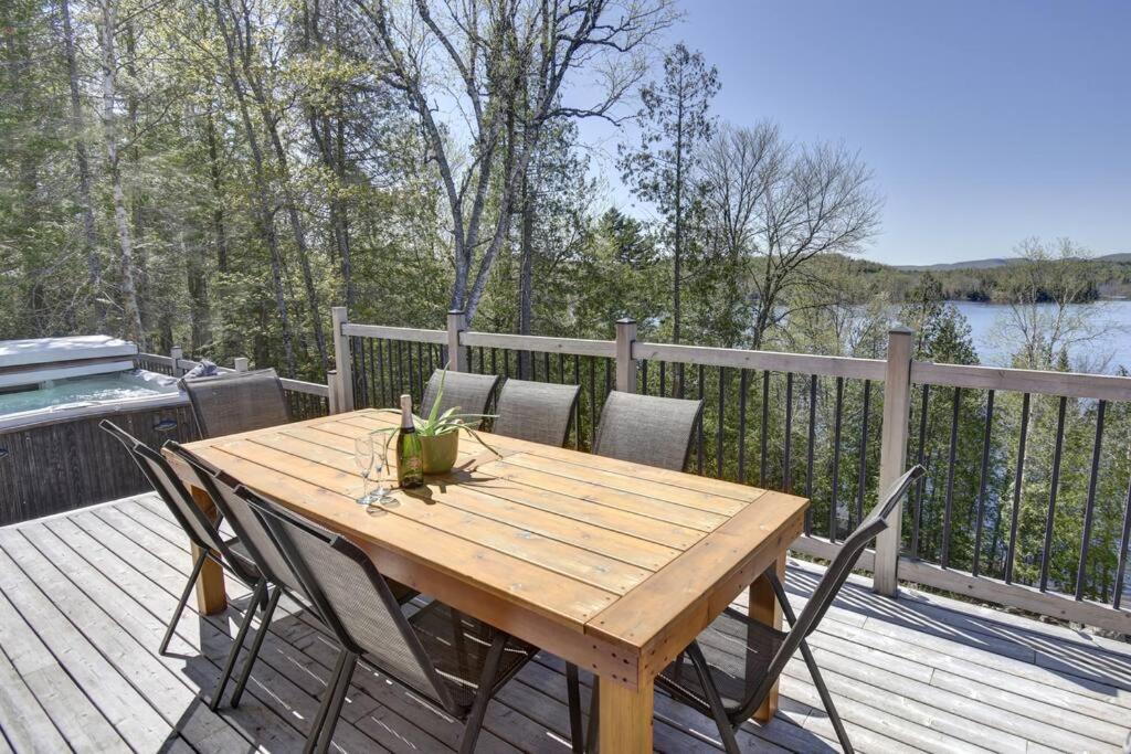 Modern Lakefront Chalet Private Jacuzzi Dock