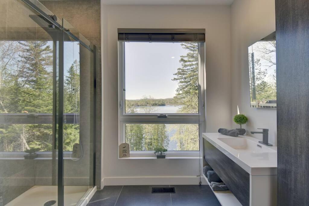 Modern Lakefront Chalet Private Jacuzzi Dock
