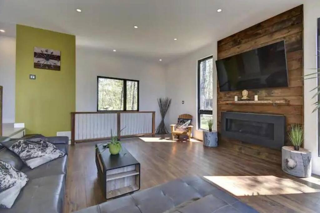 Modern Lakefront Chalet Private Jacuzzi Dock