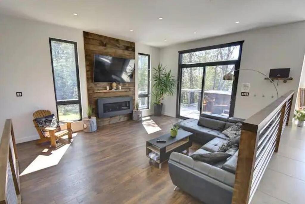 Modern Lakefront Chalet Private Jacuzzi Dock