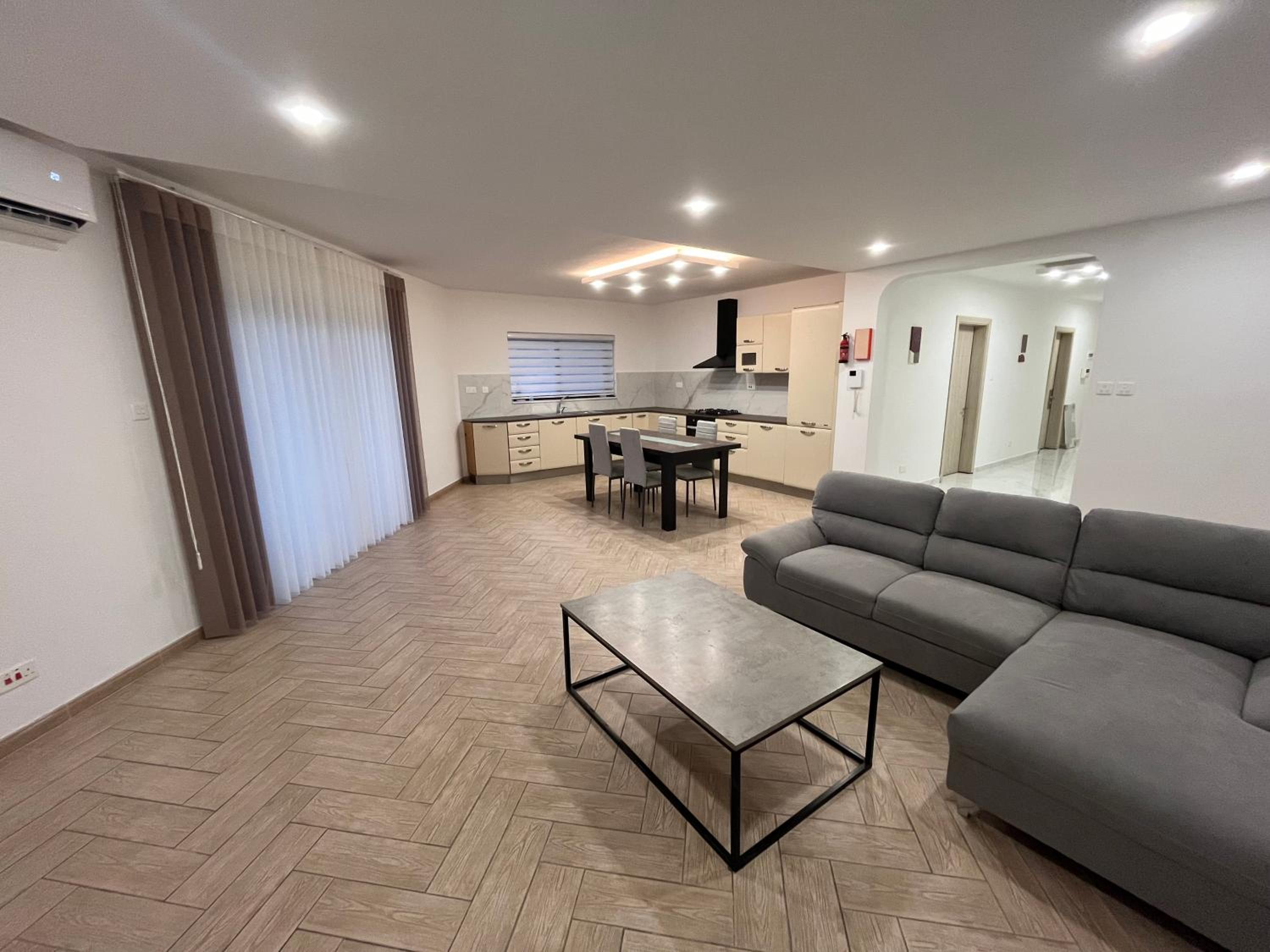 Free WiFi - 2 min walk to sea - Modern 2 BR Corner Ground Floor Apartment with large terrace balcony - Superb Location - Qawra photo 3