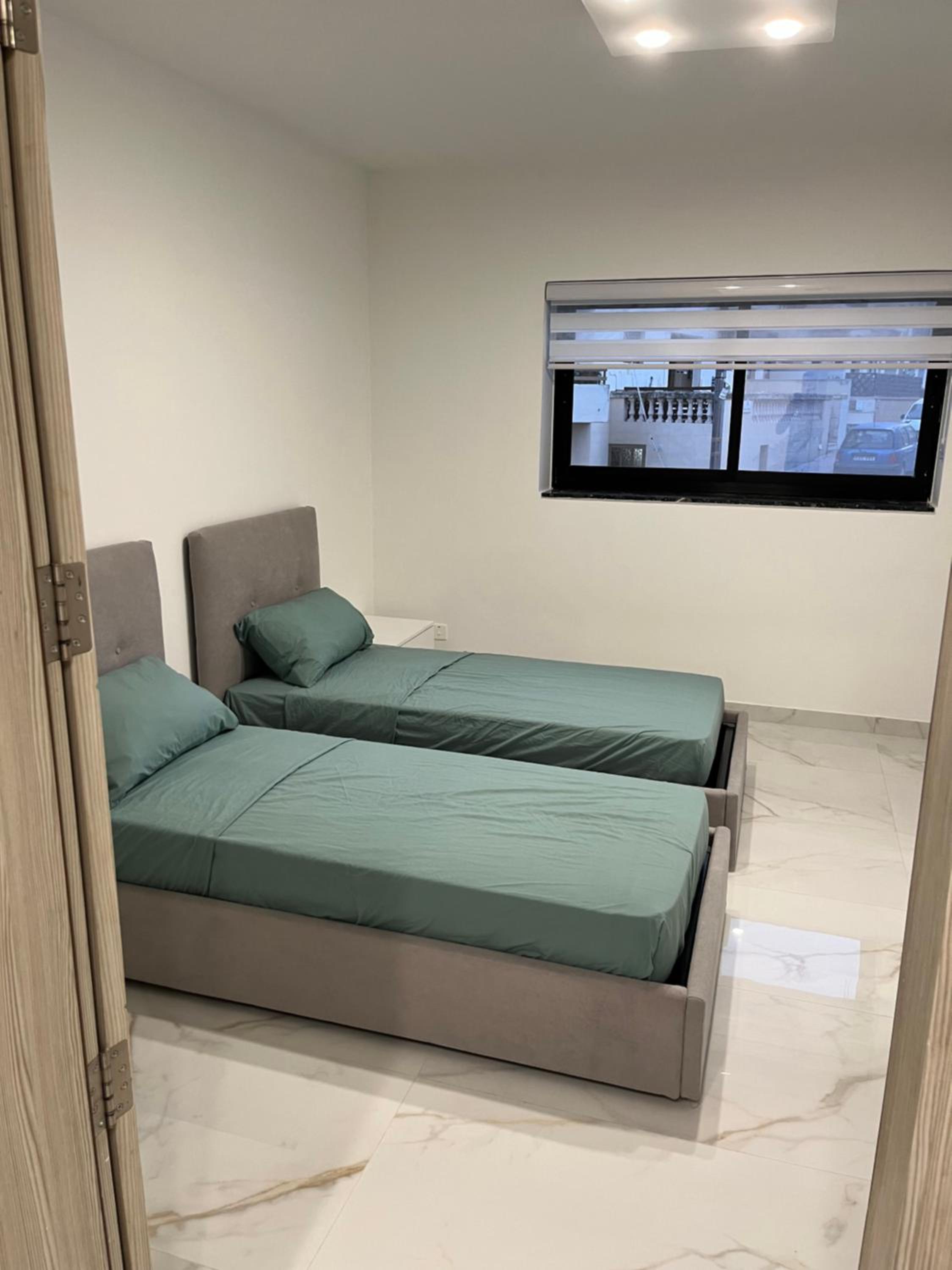Free WiFi - 2 min walk to sea - Modern 2 BR Corner Ground Floor Apartment with large terrace balcony - Superb Location - Qawra photo 2