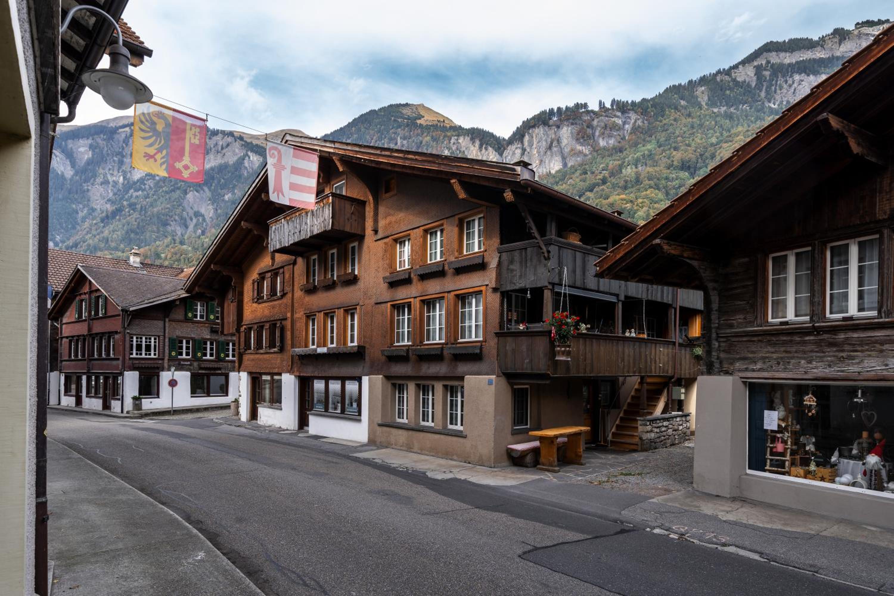 Large apt in town center next to Brunngasse & near lake