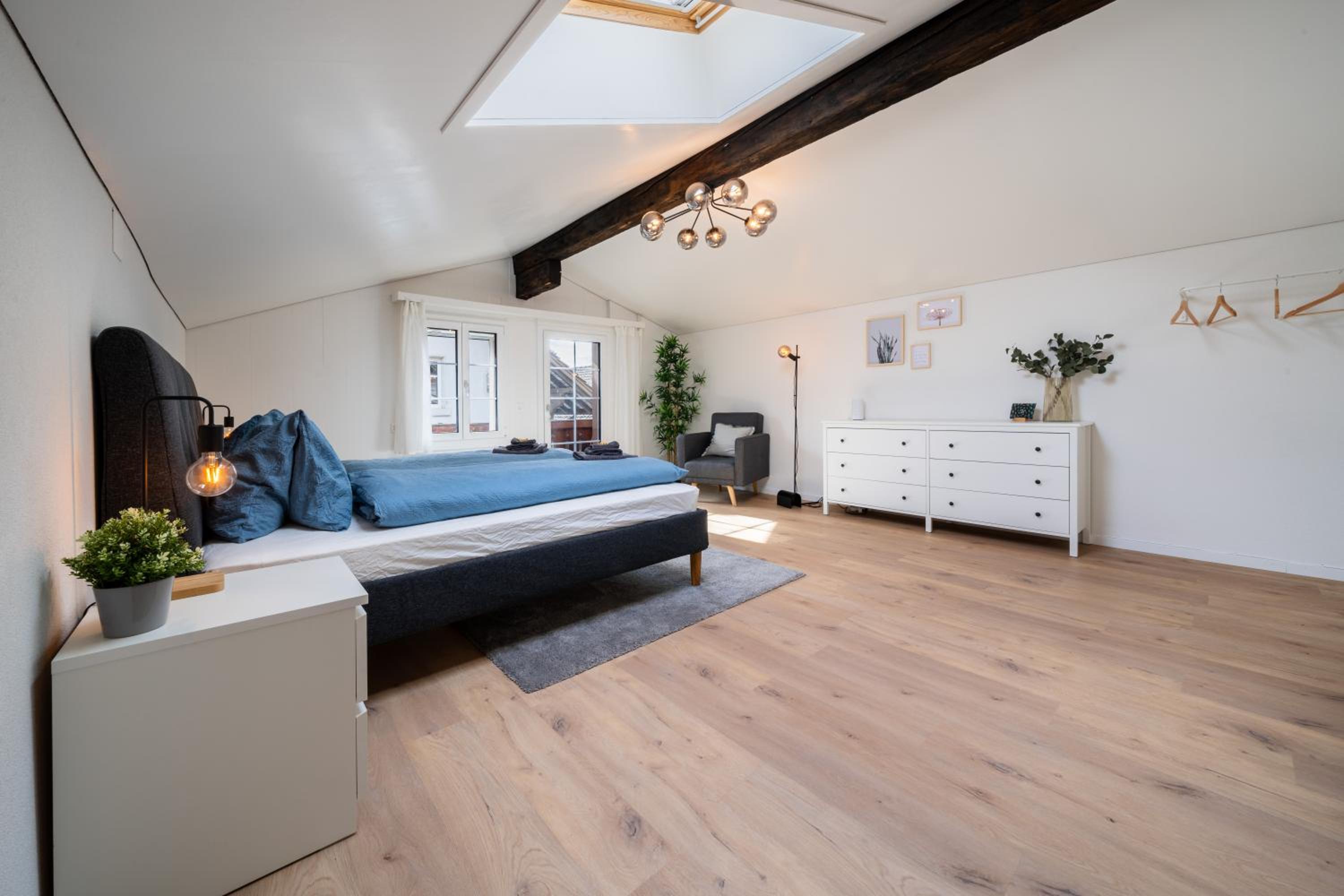 Large apt in town center next to Brunngasse & near lake