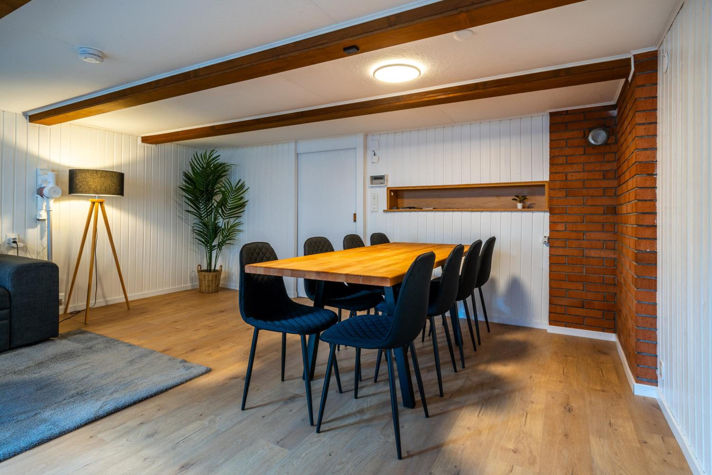 Large apt in town center next to Brunngasse & near lake