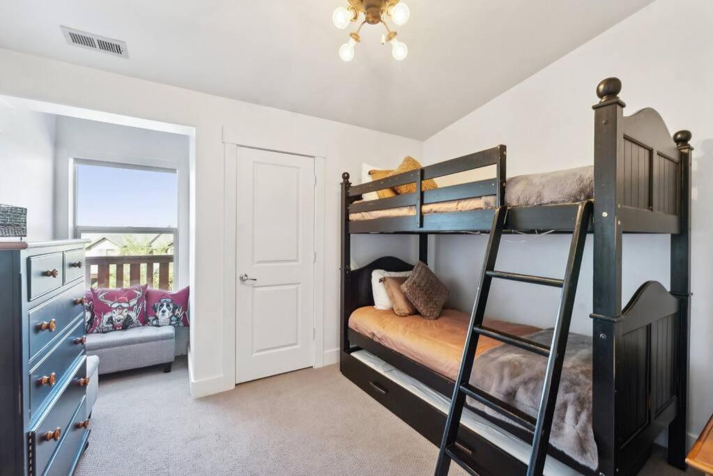 Bear Hollow 5 Bedroom 4 Bathroom Plus Hot Tub Minutes from Slopes view 5