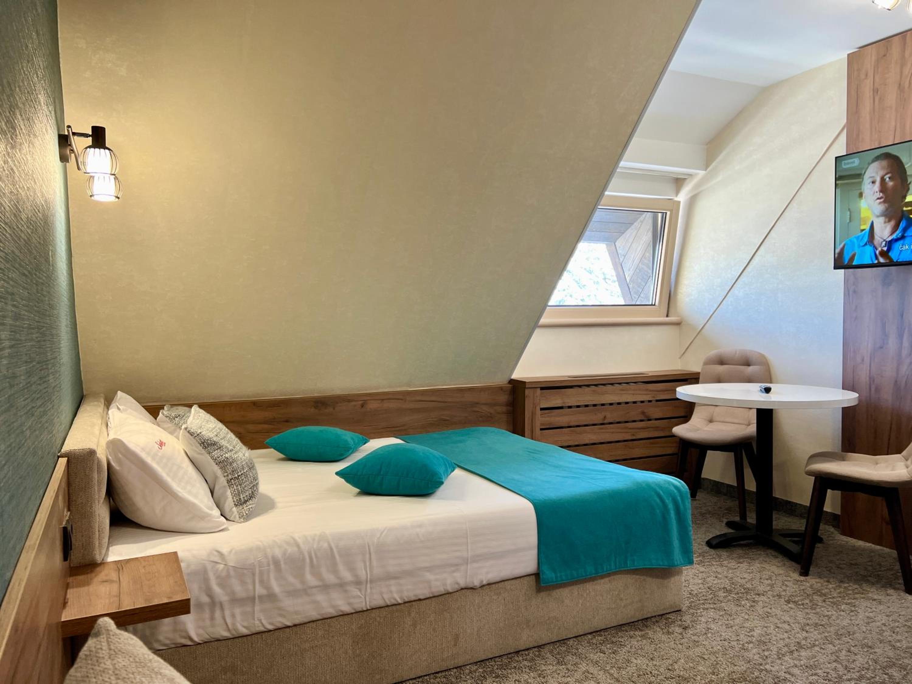 Select Lux Angella-Konaci