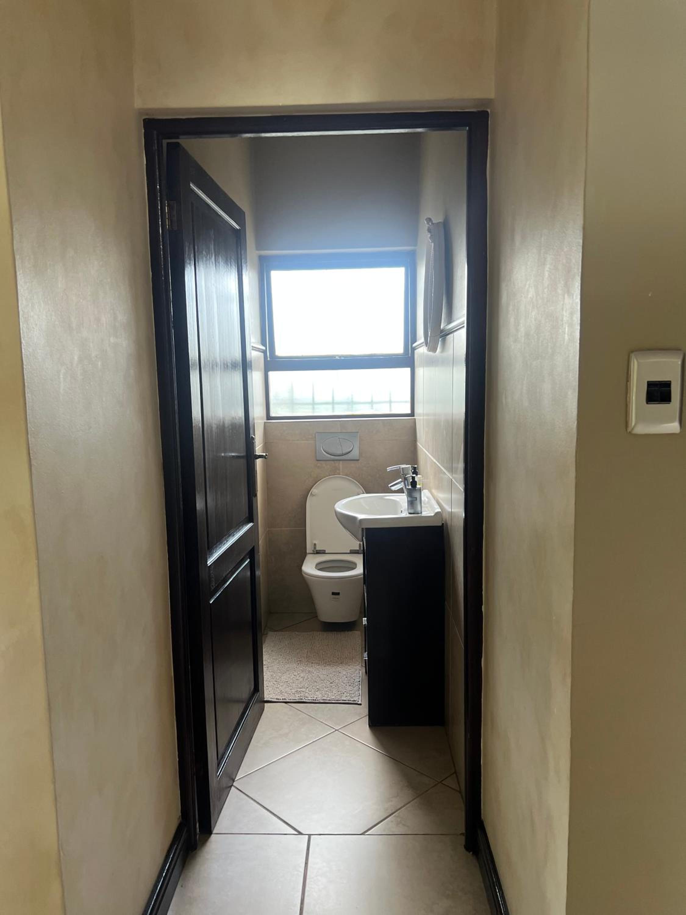 Fourways Luxurious 5-Bed Home view 4
