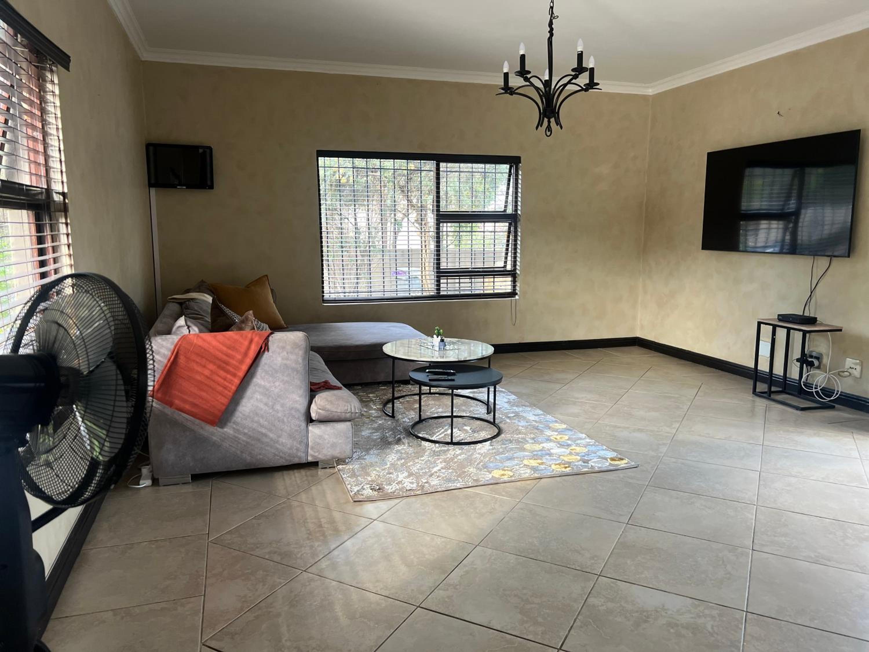 Fourways Luxurious 5-Bed Home view 3