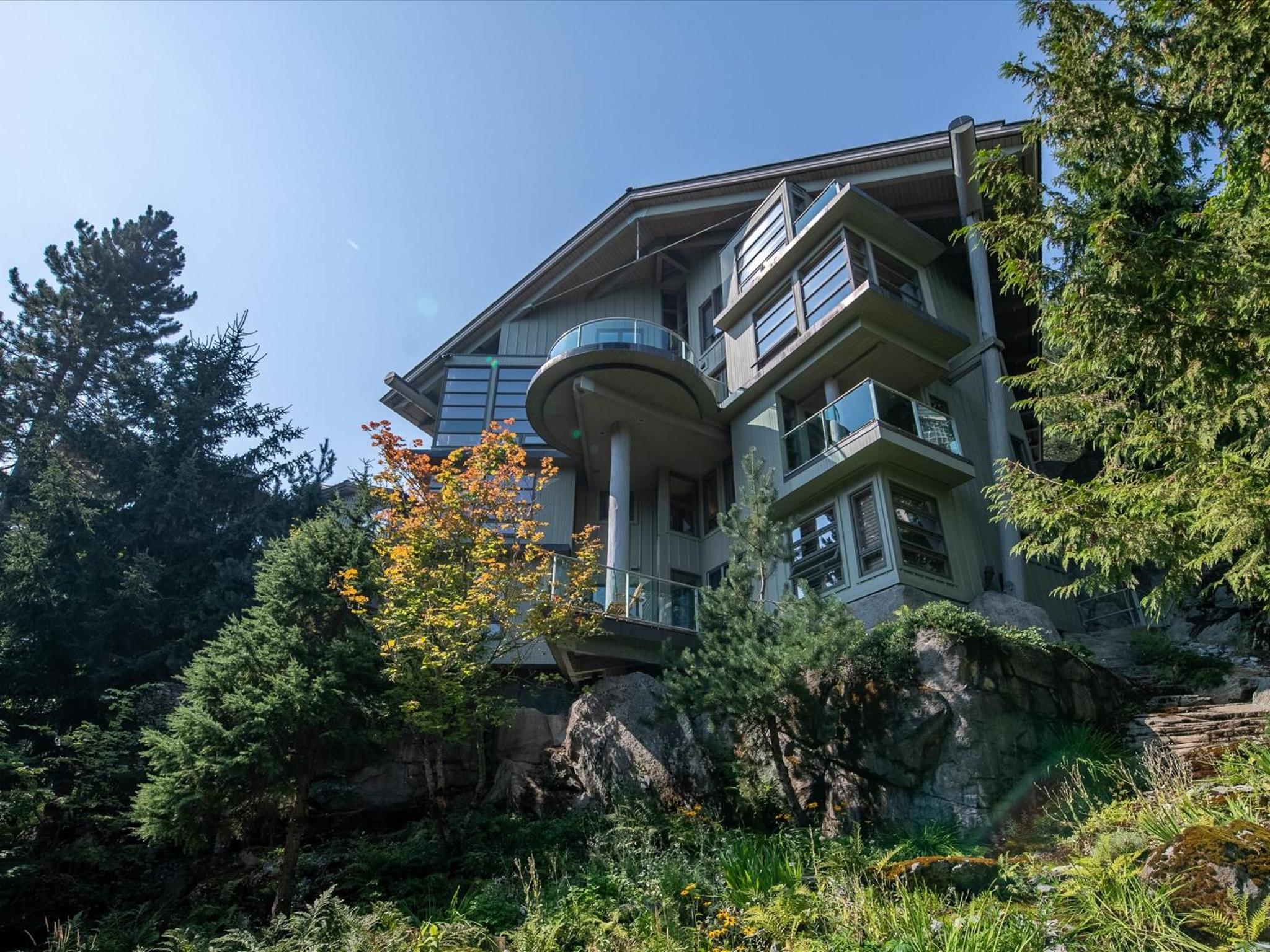New Listing Unique Luxury 6 bedroom Chalet including 4 bedrooms and beautiful 2 bedroom suite