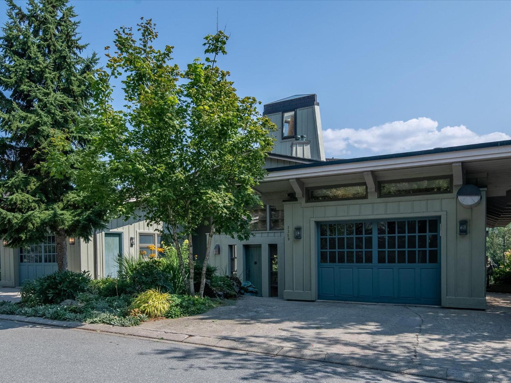 New Listing Unique Luxury 6 bedroom Chalet including 4 bedrooms and beautiful 2 bedroom suite