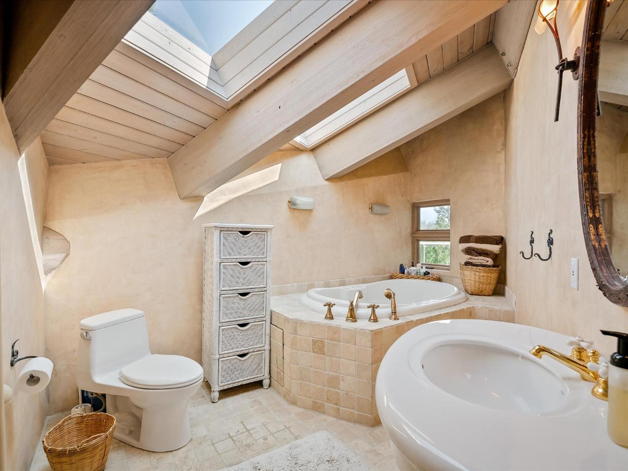 New Listing Unique Luxury 6 bedroom Chalet including 4 bedrooms and beautiful 2 bedroom suite