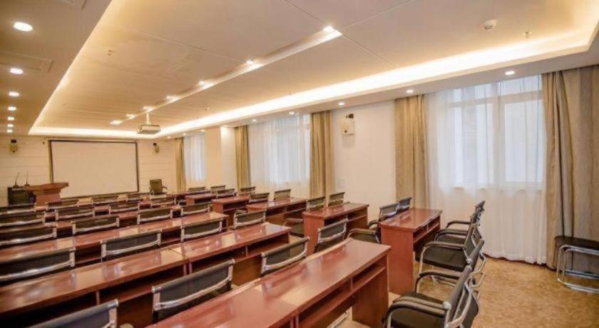 Chonpines Hotels·Tianjin South Railway Station