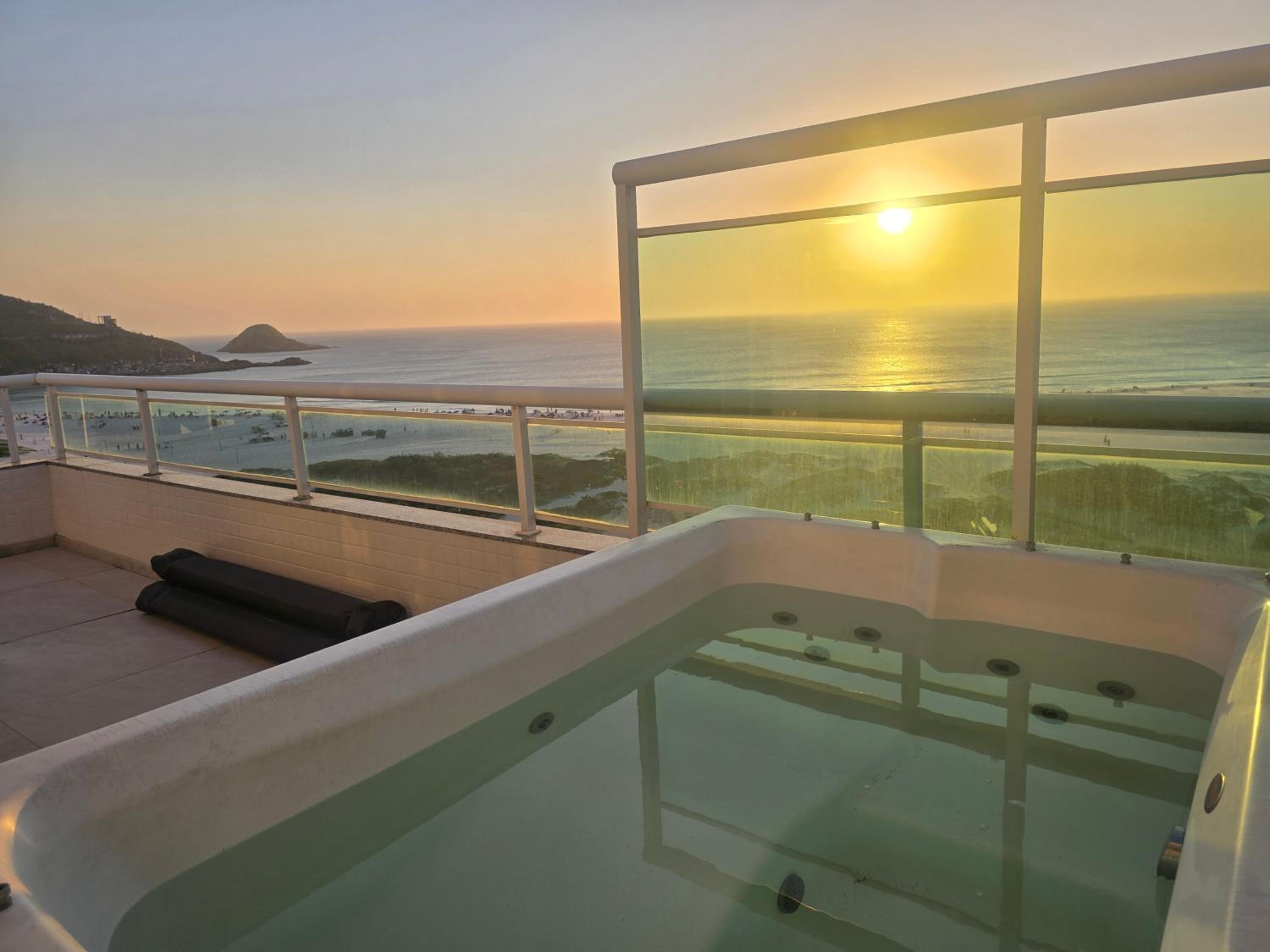 Apartamento Cobertura com vista espetacular para o mar,jacuzzi e churrasqueira, Arraial do Cabo