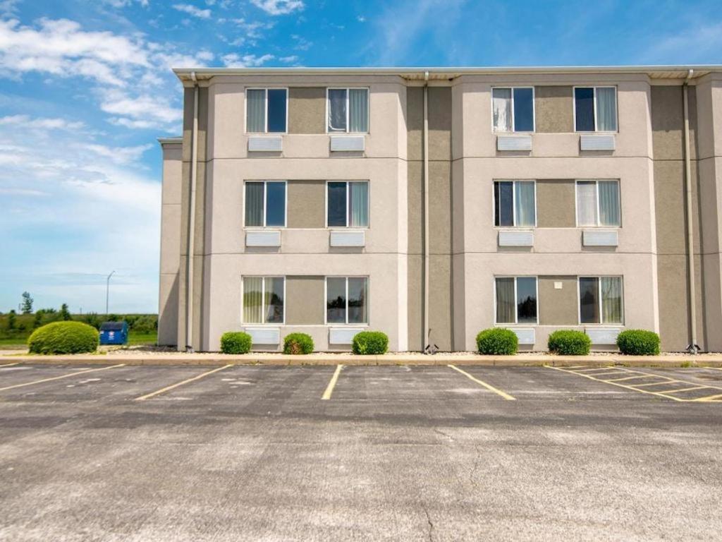Hotel Markle IN I-69 view 4