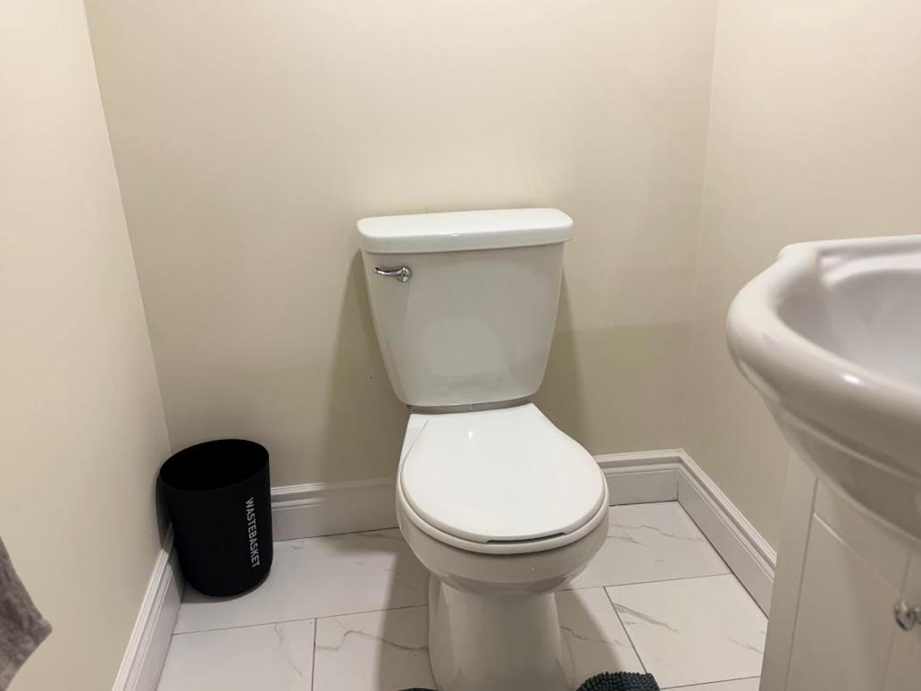 Private Hot Tub Retreat, Walk to Caesars, Waterfront & Downtown!