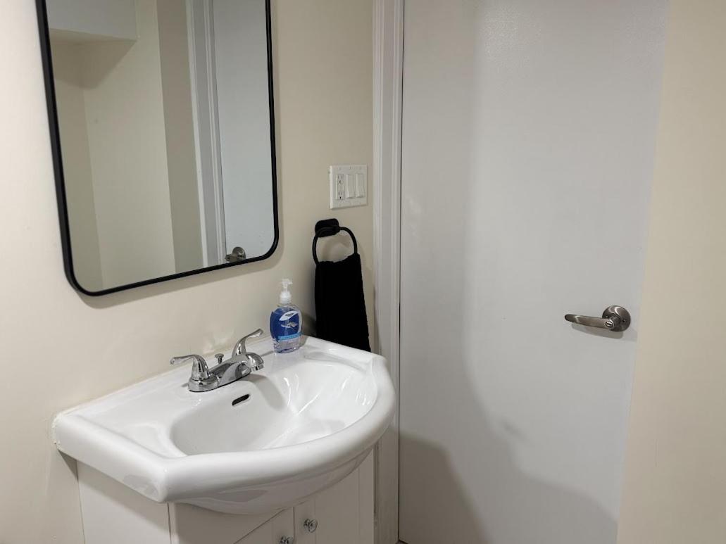 Private Hot Tub Retreat, Walk to Caesars, Waterfront & Downtown!