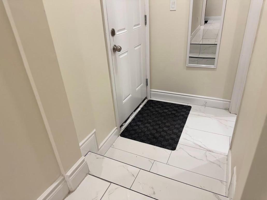 Private Hot Tub Retreat, Walk to Caesars, Waterfront & Downtown!