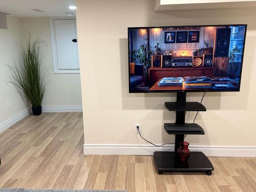 Private Hot Tub Retreat, Walk to Caesars, Waterfront & Downtown!