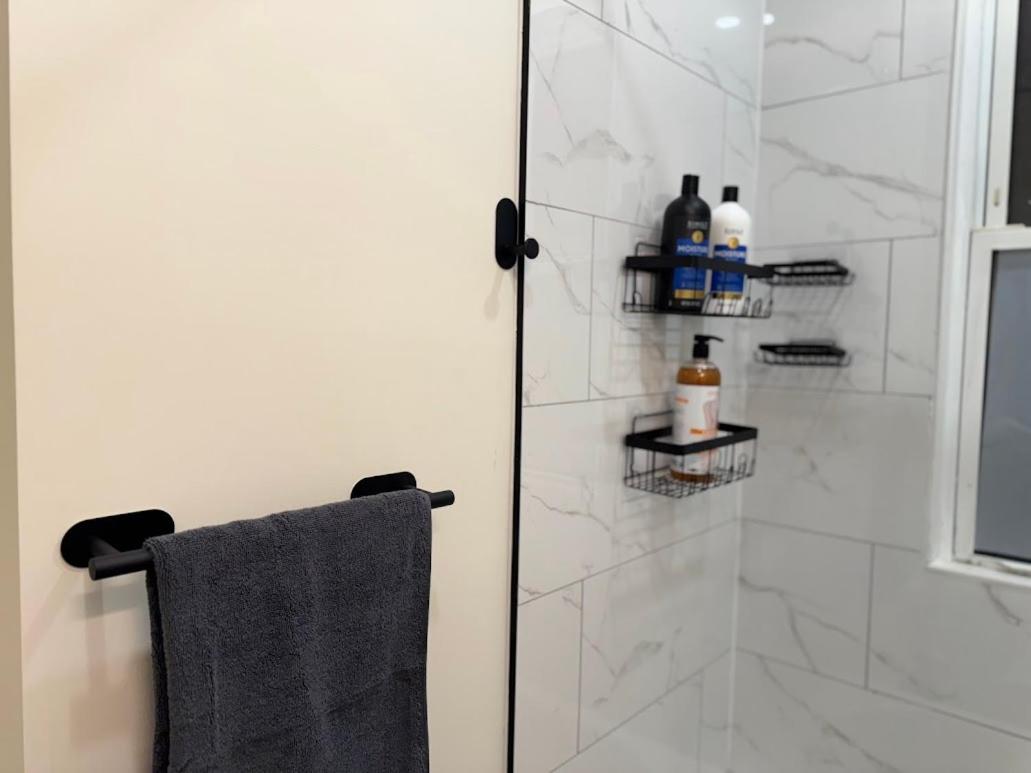 Private Hot Tub Retreat, Walk to Caesars, Waterfront & Downtown!