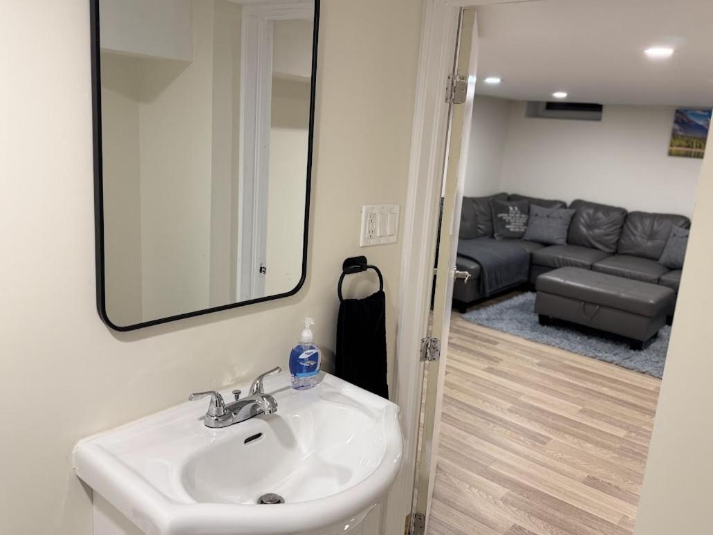 Private Hot Tub Retreat, Walk to Caesars, Waterfront & Downtown!