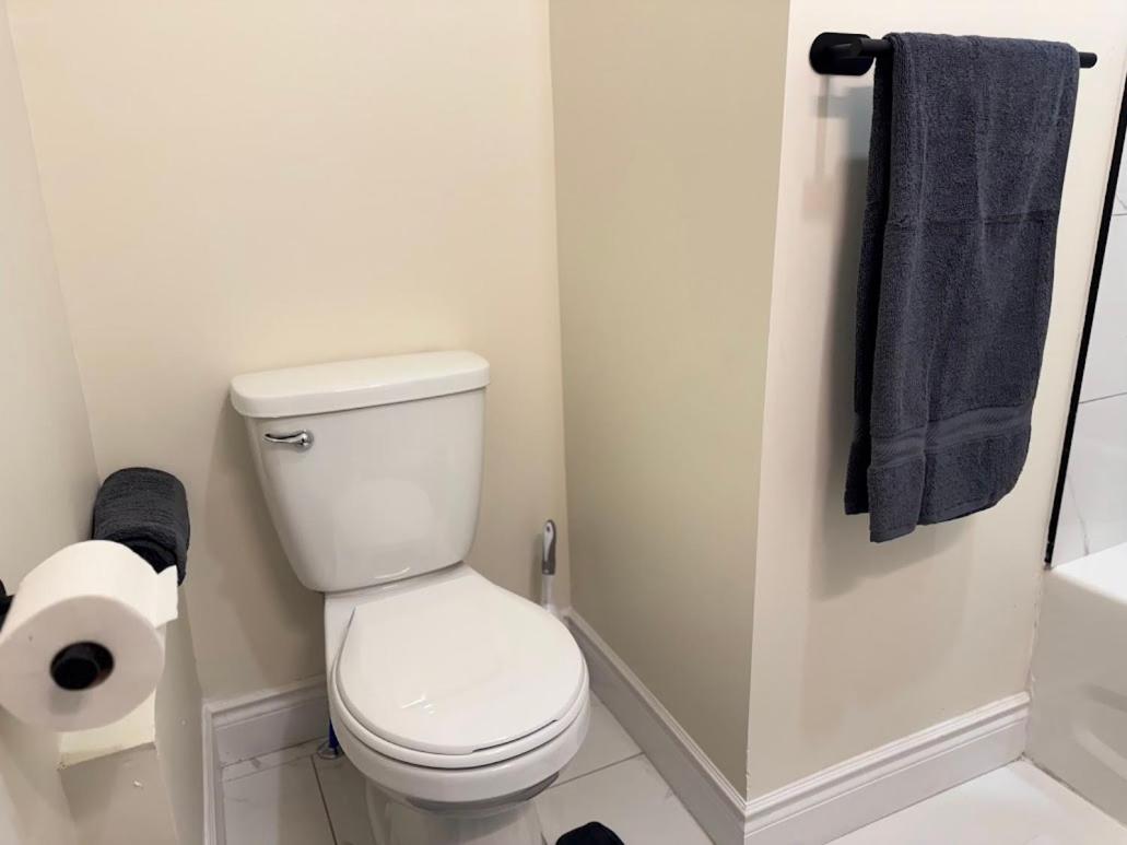 Private Hot Tub Retreat, Walk to Caesars, Waterfront & Downtown!