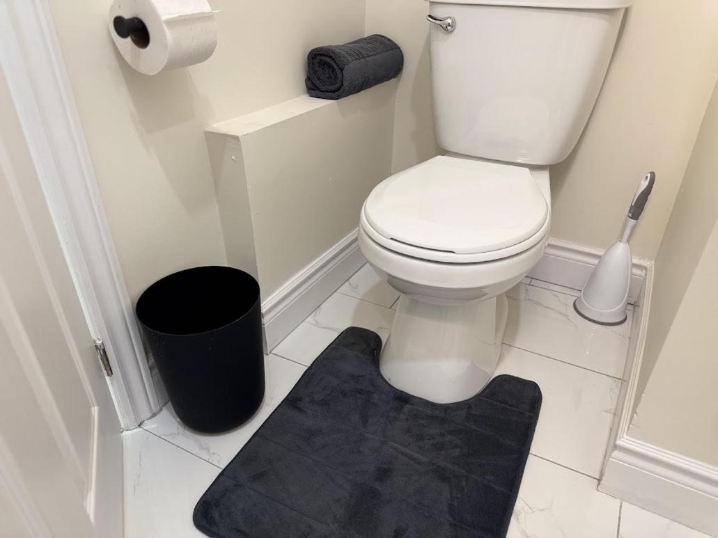 Private Hot Tub Retreat, Walk to Caesars, Waterfront & Downtown!