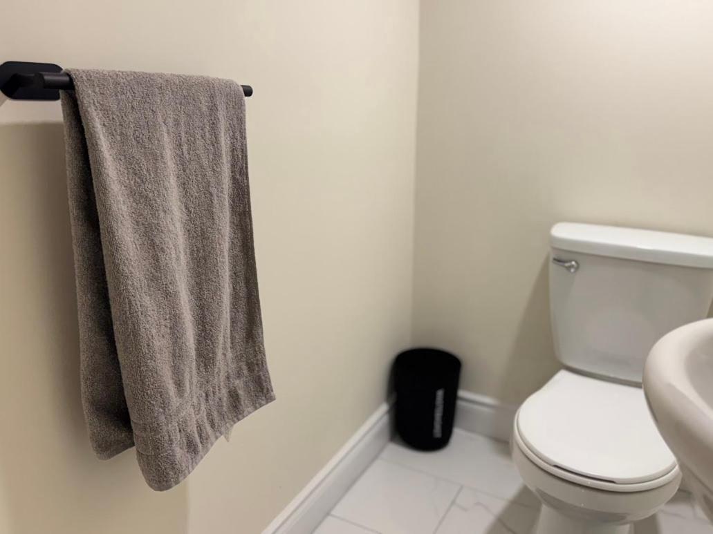 Private Hot Tub Retreat, Walk to Caesars, Waterfront & Downtown!