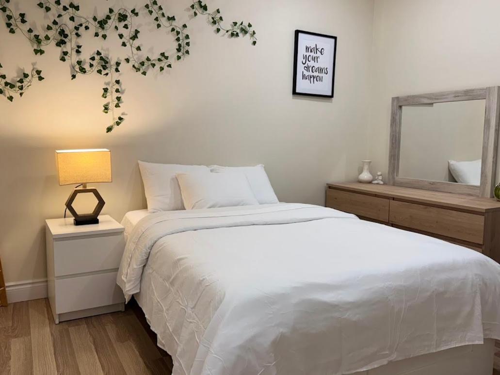 Private Hot Tub Retreat, Walk to Caesars, Waterfront & Downtown!