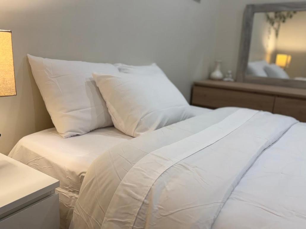 Private Hot Tub Retreat, Walk to Caesars, Waterfront & Downtown!