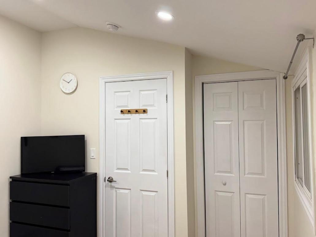 Private Hot Tub Retreat, Walk to Caesars, Waterfront & Downtown!