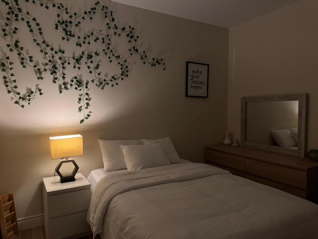 Private Hot Tub Retreat, Walk to Caesars, Waterfront & Downtown!