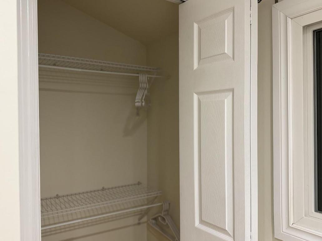 Private Hot Tub Retreat, Walk to Caesars, Waterfront & Downtown!