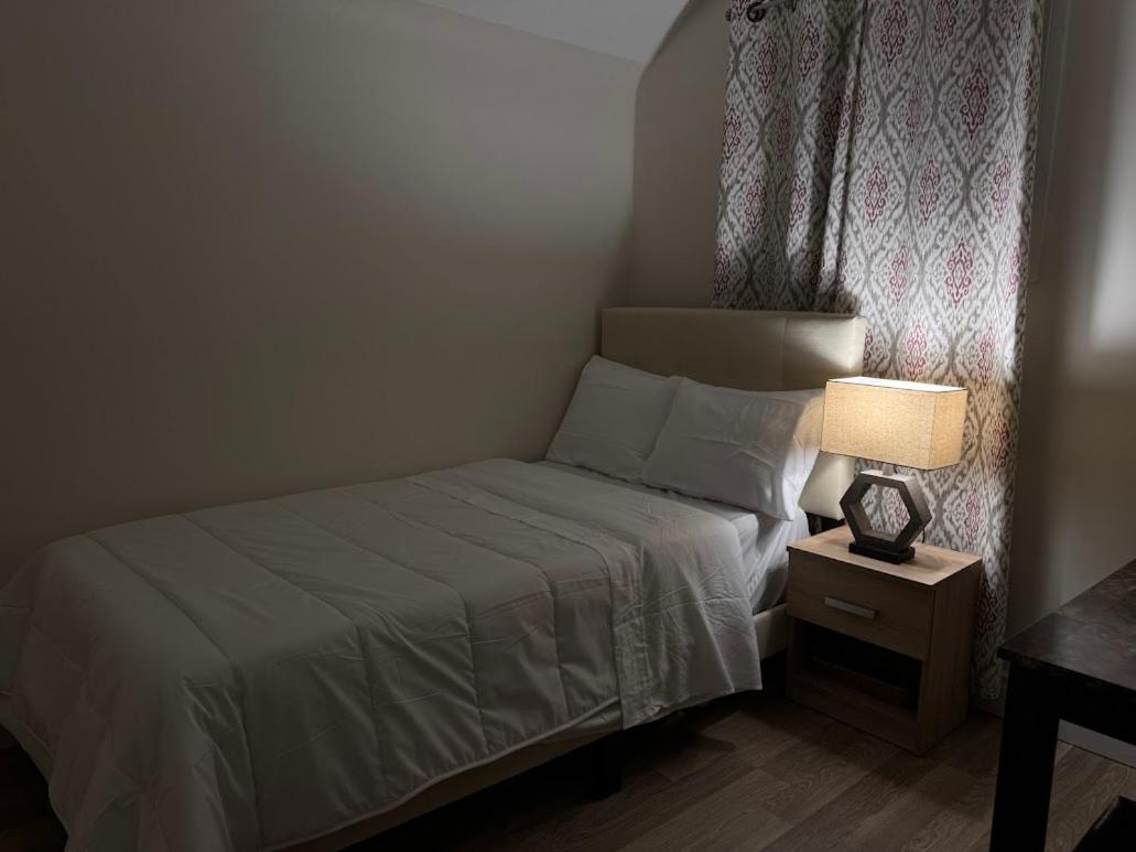 Private Hot Tub Retreat, Walk to Caesars, Waterfront & Downtown!