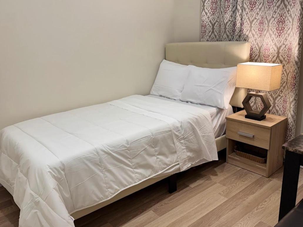 Private Hot Tub Retreat, Walk to Caesars, Waterfront & Downtown!