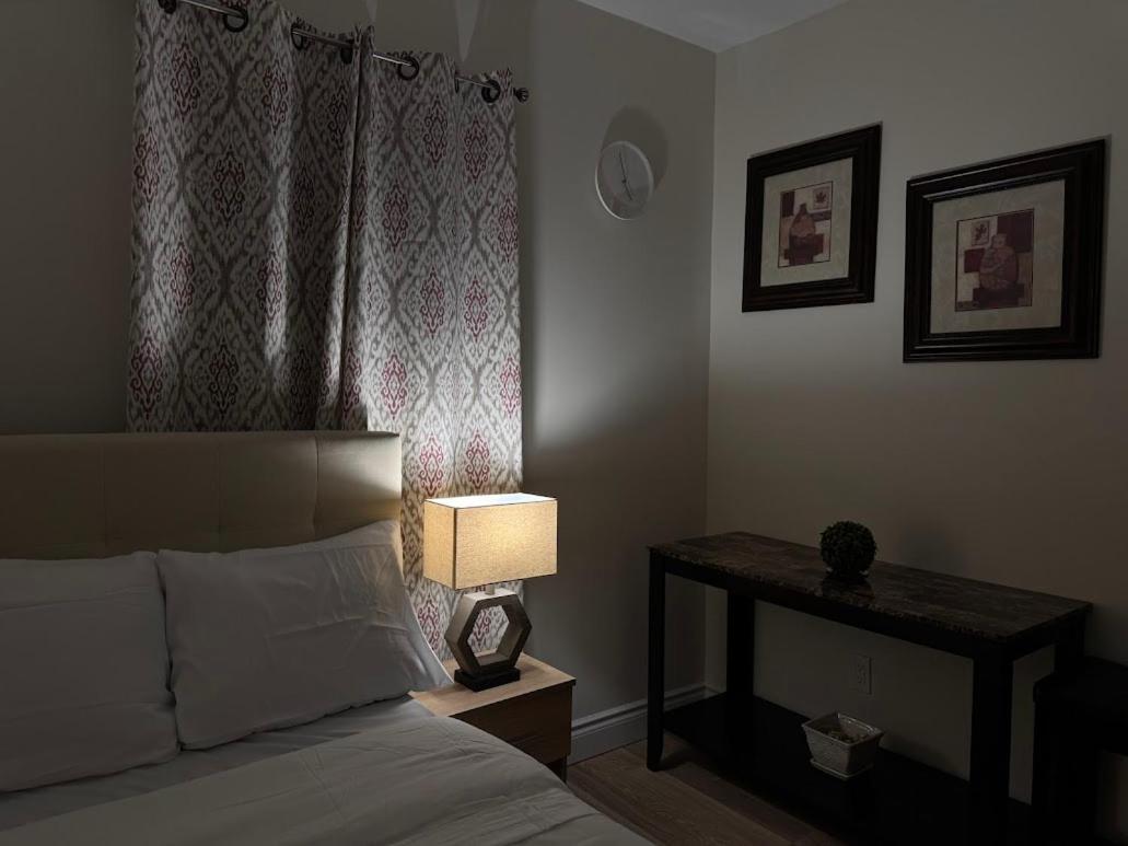 Private Hot Tub Retreat, Walk to Caesars, Waterfront & Downtown!