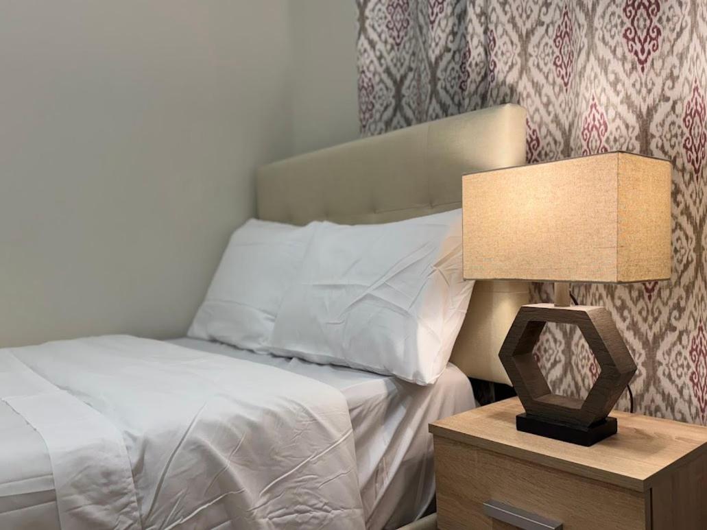 Private Hot Tub Retreat, Walk to Caesars, Waterfront & Downtown!