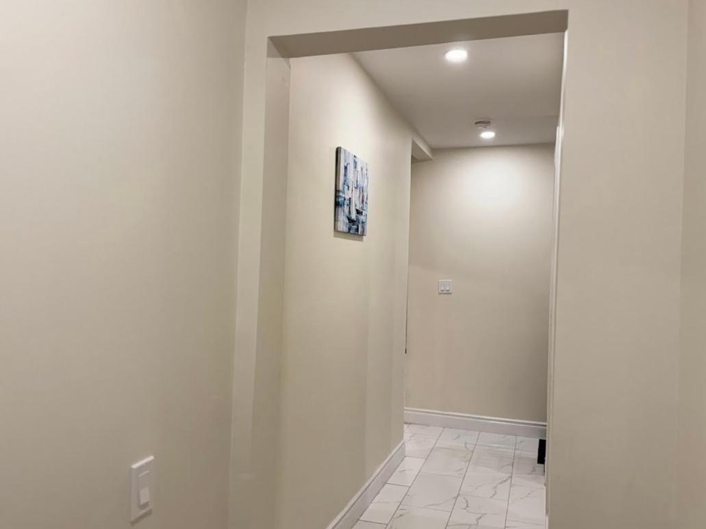 Private Hot Tub Retreat, Walk to Caesars, Waterfront & Downtown!
