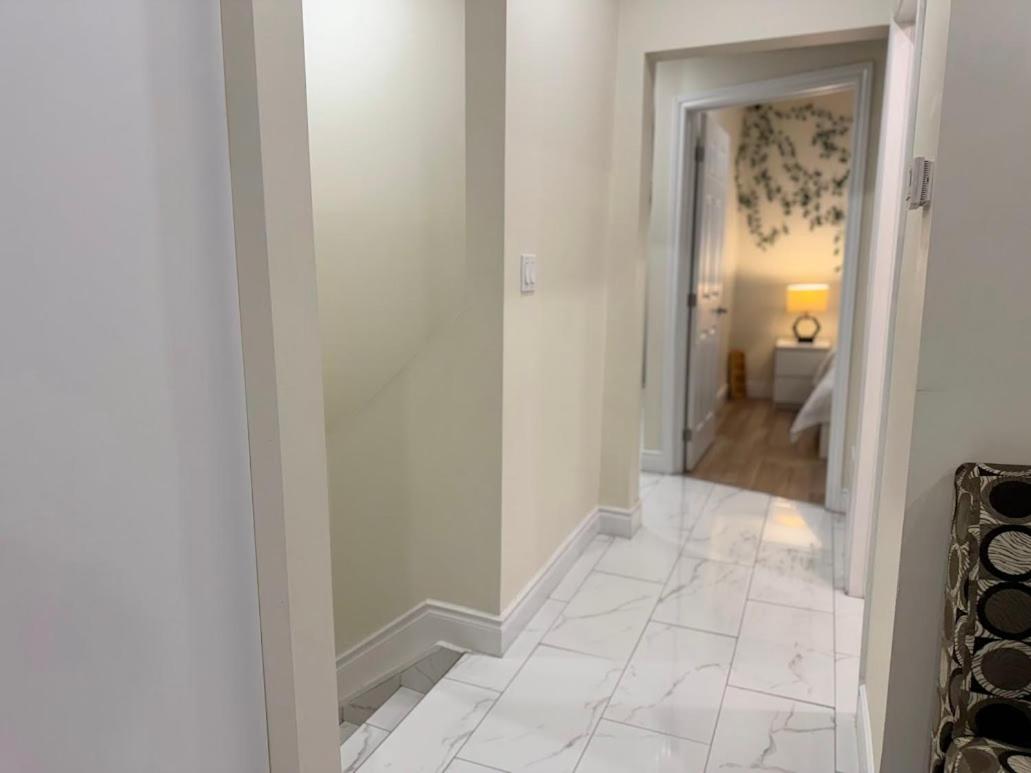 Private Hot Tub Retreat, Walk to Caesars, Waterfront & Downtown!