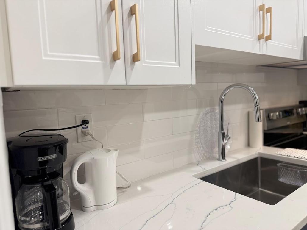 Private Hot Tub Retreat, Walk to Caesars, Waterfront & Downtown!