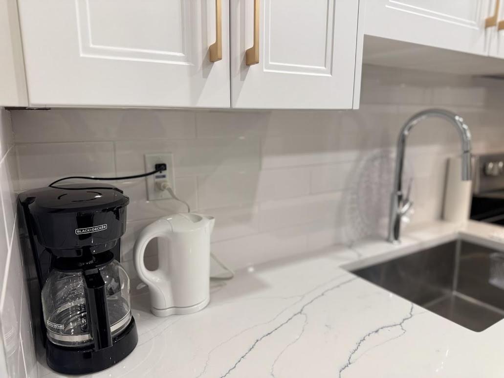 Private Hot Tub Retreat, Walk to Caesars, Waterfront & Downtown!