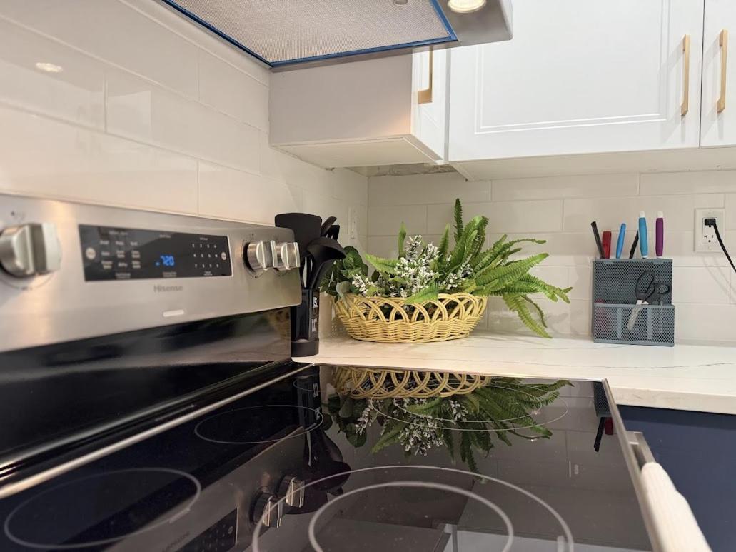 Private Hot Tub Retreat, Walk to Caesars, Waterfront & Downtown!