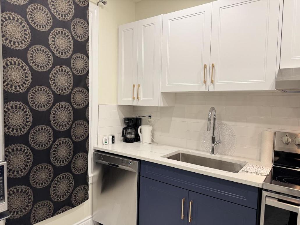Private Hot Tub Retreat, Walk to Caesars, Waterfront & Downtown!