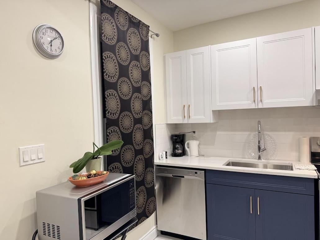 Private Hot Tub Retreat, Walk to Caesars, Waterfront & Downtown!