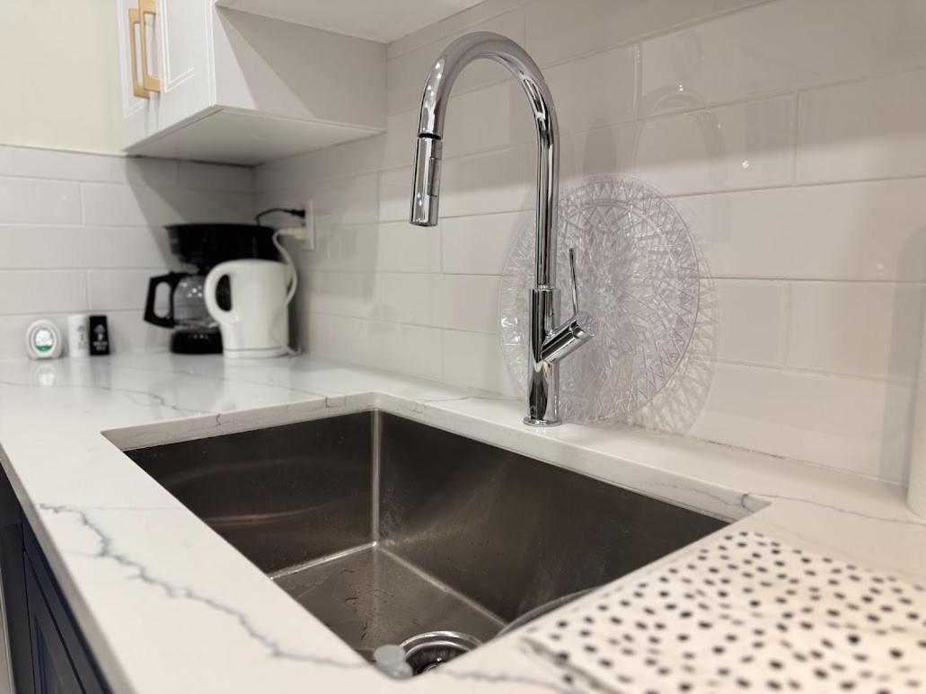 Private Hot Tub Retreat, Walk to Caesars, Waterfront & Downtown!