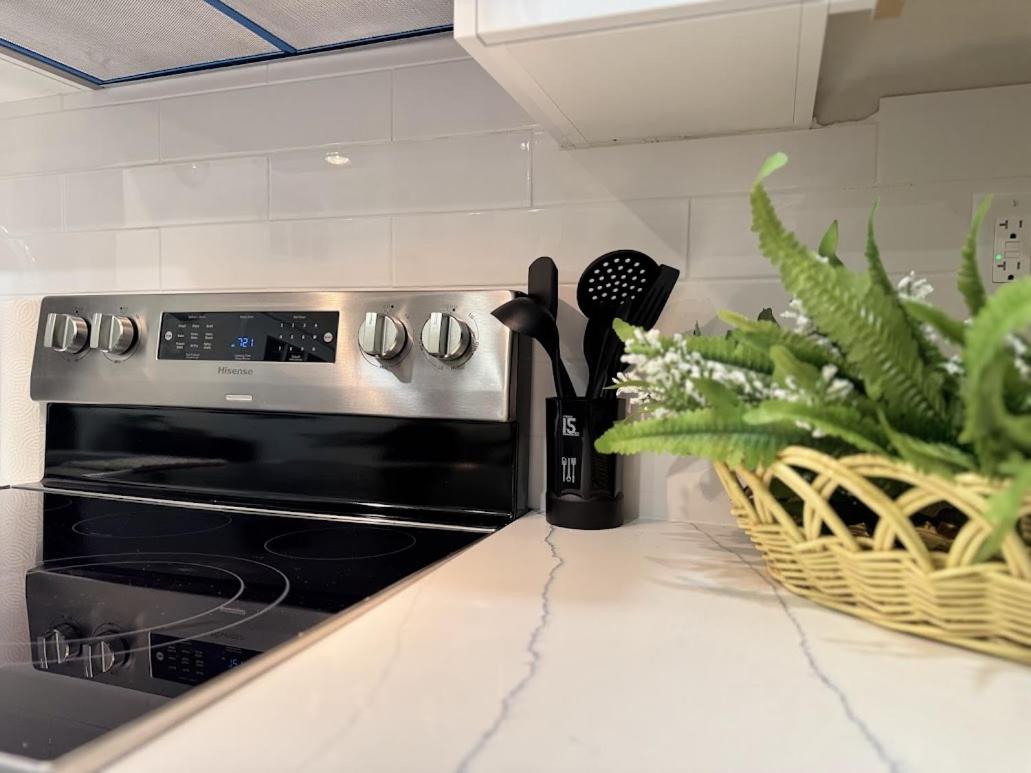 Private Hot Tub Retreat, Walk to Caesars, Waterfront & Downtown!