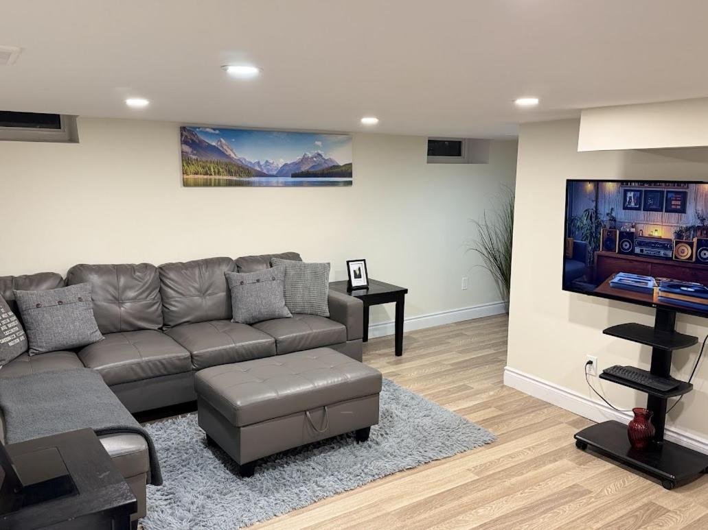 Private Hot Tub Retreat, Walk to Caesars, Waterfront & Downtown!