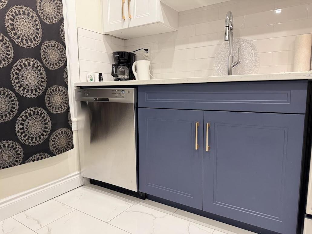 Private Hot Tub Retreat, Walk to Caesars, Waterfront & Downtown!